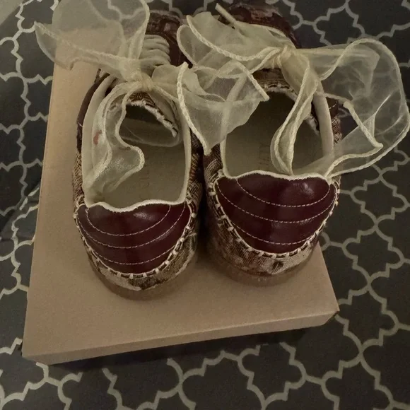 Stylish Tapestry Sneakers with Ribbon Laces - Picture 3 of 5